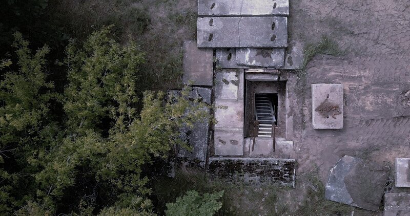 Zugang zur geheimen Unterwelt der DDR. In Biesenthal in Brandenburg befindet sich der sogenannte „Mielke-Bunker“. Im Kriegsfall hätte er dem Stasi-Chef und seinen Mitarbeitern als Führungsstelle gedient. – Bild: ZDF und Till Beckert /​ Tobias Lenz, Autorenkombinat