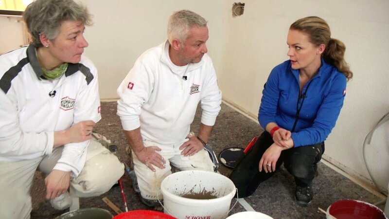Expertin Eva Brenner (re.) bespricht mit Betti und Micha die Farbgestaltung der Wände – Bild: RTL II