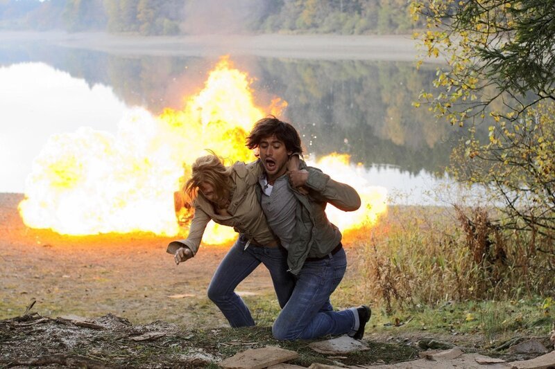 Ben (Tom Beck) kann Katrin (Isabell Gerschke) in letzter Sekunde retten, bevor der Wagen explodiert … – Bild: RTL /​ Guido Engels