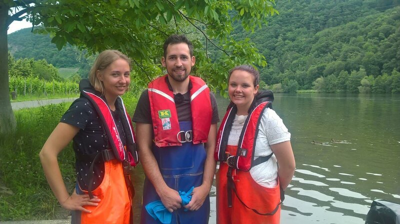 Alexandra Stockerl und Steffi Gehrlein sind mit Fischer Thomas Weber auf der Mosel. – Bild: Bewegte Zeiten GmbH/​BR/​Angela Freuding