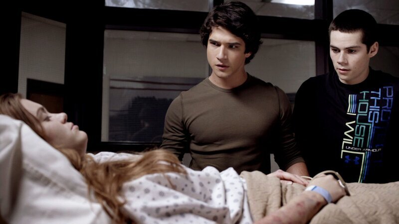 Scott (Tyler Posey) und Stiles (Dylan O’Brien) besuchen Lydia (Holland Roden) im Krankenhaus um herauszufinden ob sie sich in einen Werwolf verwandelt … – Bild: RTL II
