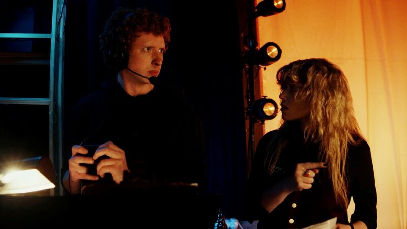 (l-r) Niall Cunningham als Harry, Natasha Lyonne als Charlie Cale – Bild: Peacock TV LLC