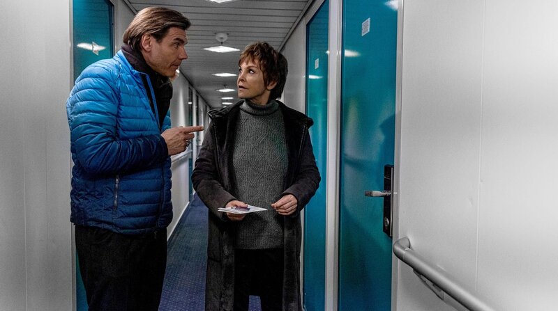 Karin Lossow (Katrin Sass) und Dr. Brunner (Max Hopp) ermitteln auf der Fähre. – Bild: Bavaria Media GmbH