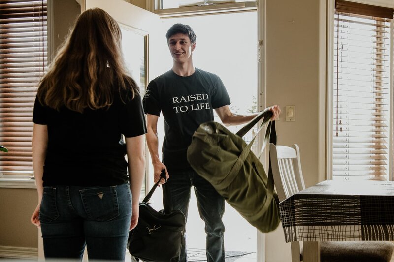 Drama Reconstruction: Jenna Oakley öffnet Kenneth die Tür. – Bild: Arrow International Media /​ Saloon Media Lizenzbild frei