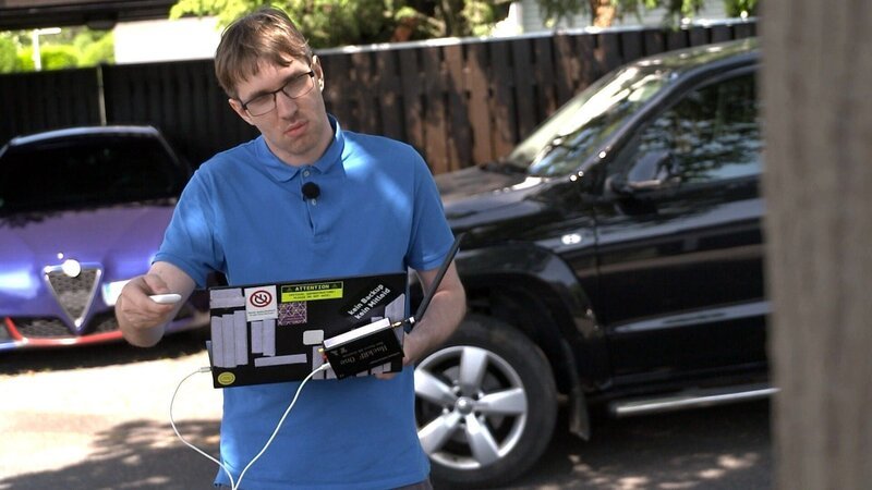 Jens Naumann zeichnet das Fernbedienungssignal der Garagenöffnung auf. +++ Die Verwendung des sendungsbezogenen Materials ist nur mit dem Hinweis und Verlinkung auf RTL+ gestattet. +++ – Bild: RTL /​ Thomas Pechloff