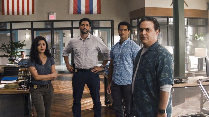 (v.l.n.r.) Lucy Tara (Yasmine Al-Bustami); Jesse Boone (Noah Mills); Kai Holman (Alex Tarrant); Ernie Malik (Jason Antoon) – Bild: 2022 CBS Broadcasting Inc. All Rights Reserved. Lizenzbild frei