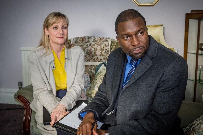 DC Janet Scott (Lesley Sharp, l.) und DC Lee Broadhurst (Delroy Brown, r.) bei einer Befragung im Hause Sweeting. – Bild: Red Production Company Limited /​ Ben Blackall
