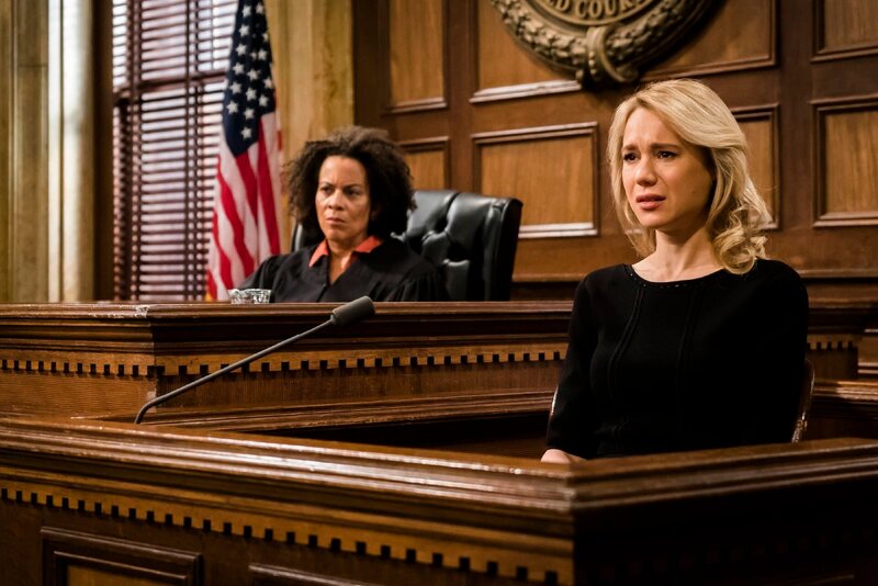 Judge Karyn Blake (Ami Brabson, l.), Abby Dunne (Kristen Hager) – Bild: MG RTL D /​ NBC Studios