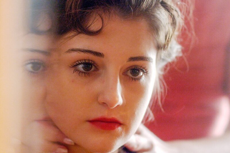 Nachstellung: Nachdem die 14jährige Priscilla Elvis kennengelernt hat, führt sie ein Doppelleben. Tagsüber besucht sie die Schule, in der Nacht besucht sie Elvis. – Bild: ORF/​ZDF/​Johannes Straub/​Februar Film GmbH