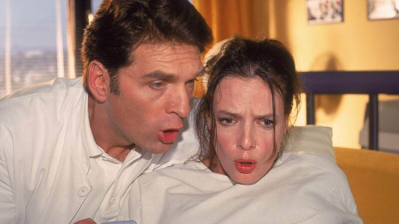 Jetzt ist auch Dr. Schmidt (Walter Sittler) voll dabei! Man kaum unterscheiden, wer besser atmet: Lucia (Svenja Pages) oder er … – Bild: MG RTL D /​ Guido Engels