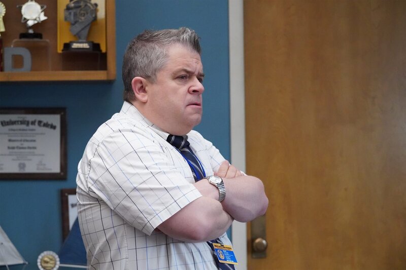 Principal Durbin (Patton Oswalt) – Bild: Peacock TV LLC. All Rights Reserved /​ Evans Vestal Ward