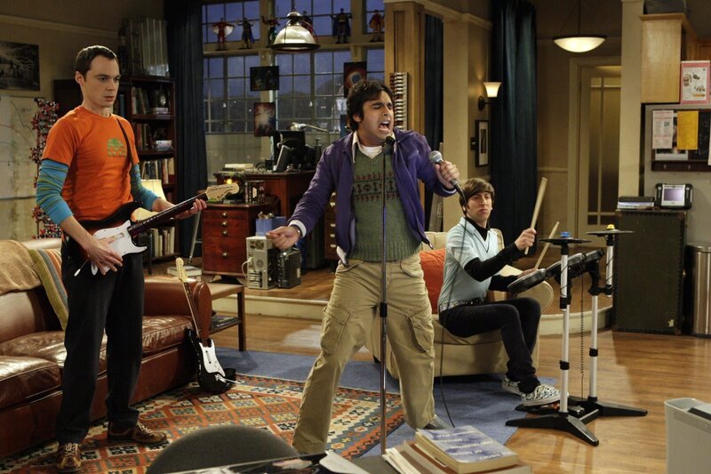 Haben viel Spaß miteinander: Sheldon (Jim Parsons, l.), Rajesh (Kunal Nayyar, M.) und Howard (Simon Helberg, r.) … – Bild: Warner Bros. Television
