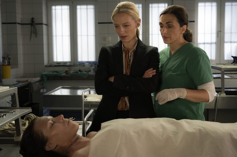 Julia Durant (Sandra Borgmann, l.); Elif Kaymaz (Ilknur Boyraz, r.) – Bild: SAT.1 /​ Christian Lüdeke