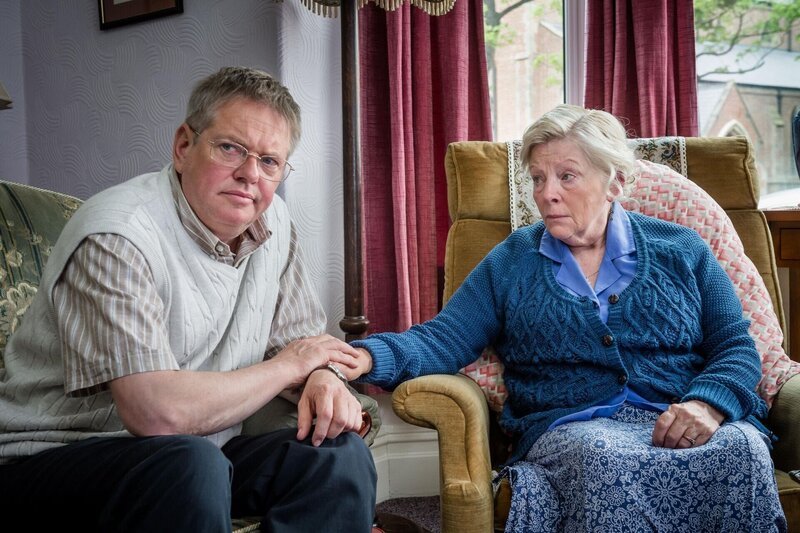 Nach dem Auftauchen der Leiche von Mandy Sweeting werden Antony Sweeting (Mark Chatterton, l.) und Barbara Sweeting (Anna Calder-Marshall, r.) erneut befragt. – Bild: Red Production Company Limited /​ Ben Blackall