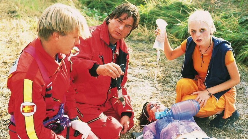 Peter Berger (Serge Falck, l.) und Dr. Lüdwitz (Rainer Grenkowitz) versorgen mit Hilfe von Kerstin (Tabea Tiesler, r.) die schwer verletzte Geli (Eva Lorenzo). – Bild: MG RTL D