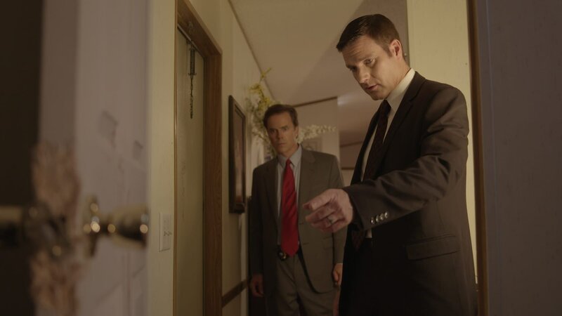 Was verrät die beschädigte Tür Lt Joe Kenda (Carl Marino, r.) und seinem Team über den Mord an der jungen Mutter Cherie Bradley und ihrem Exfreund Anthony Caroll? – Bild: Jupiter Entertainment