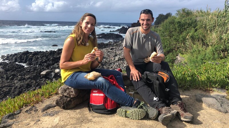 Tamina Kallert (l) und Wanderführer Tiago Botelho machen ein Picknick an der Küste von Mosteiros auf der Hauptinsel Sao Miguel. – Bild: WDR/​Richard Hofer /​ ZDF