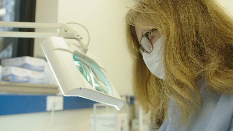 Professorin Lorna Anne Dawson. – Bild: cinflx /​ Crime + Investigation /​ Rare Television Ltd.