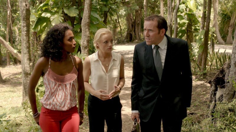 Camille Bordey (Sara Martins, l.) und DI Richard Poole (Ben Miller, r.) befragen Vicky Woodward (Lucy Davis, M.). Sie wollen herausfinden, was sie über die Geschäfte von Malcom Powell weiß. – Bild: ZDF