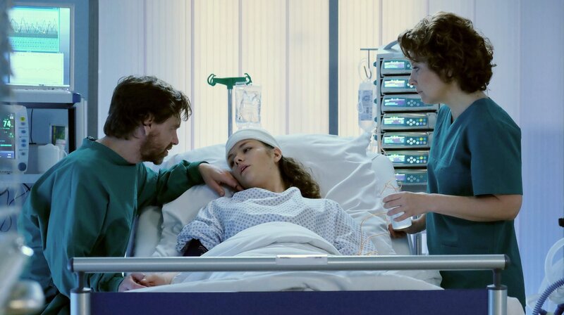 Theresa Hüller (Linn Reusse, mi.) hatte einen Tumor im Kopf und wurde operiert. Sie war wach während des Eingriffes, um das Sprachzentrum zu überwachen und hätte ihren Freund Matthias Glaser (Andreas Nickl, li.) dringend gebraucht. Doch Matthias ist verheiratet und muss nun alles unter einen Hut bekommen. Als Theresa erwacht, hat sie eine kleine Panikattacke. Schwester Ulrike (Anita Vulesica, re.) versucht Theresa etwas zu beruhigen und informiert Dr. Philipp Brentano. – Bild: MDR/​Saxonia Media Filmproduktion/​Kiss