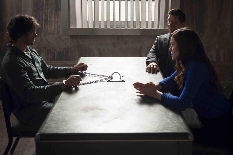 Können Alana (Caroline Dhavernas, r.) und Anwalt Leonard Brauer (Shawn Doyle,M.) Will (Hugh Dancy, l.) bei seinem Gerichtsverfahren wirklich unterstützen? – Bild: NBCUniversal Media, LLC /​ Brooke Palmer