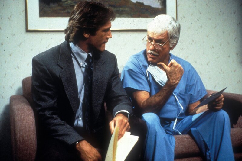Dr. Sloan (Dick Van Dyke, r.) hilft seinem Sohn Steve (Barry Van Dyke, l.) bei den Ermittlungen in einem Mordfall. – Bild: Dieses Bild darf ausschließlich nach Maßgabe der Allgemeinen Geschäftsbedingungen für die Presselounges der Sender der ProSiebenSat.1 Media SE (AGB) genutzt werden. Die in den AGB festgesetzten Rechteeinschränkungen sind unbedingt  …