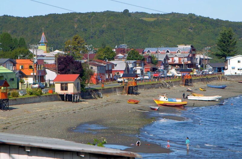 Vor der Westküste Patagoniens liegt Chiloé. Auf dieser einzigartigen chilenischen Insel leben viele Menschen vom Fischfang. – Bild: Elephant Doc