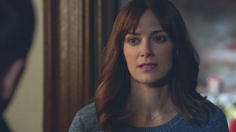 Dannys alter Freund Mickey und seine Frau Connie (Rebecca Budig) sind wieder in der Stadt. Als Danny jedoch auf dem Revier berichtet wird, dass man Mickey Verbindungen zur Mafia nachsagt, sieht er sich gezwungen, seinem Freund hinterher zu spionieren … – Bild: 2013 CBS Broadcasting Inc. All Rights Reserved. Lizenzbild frei