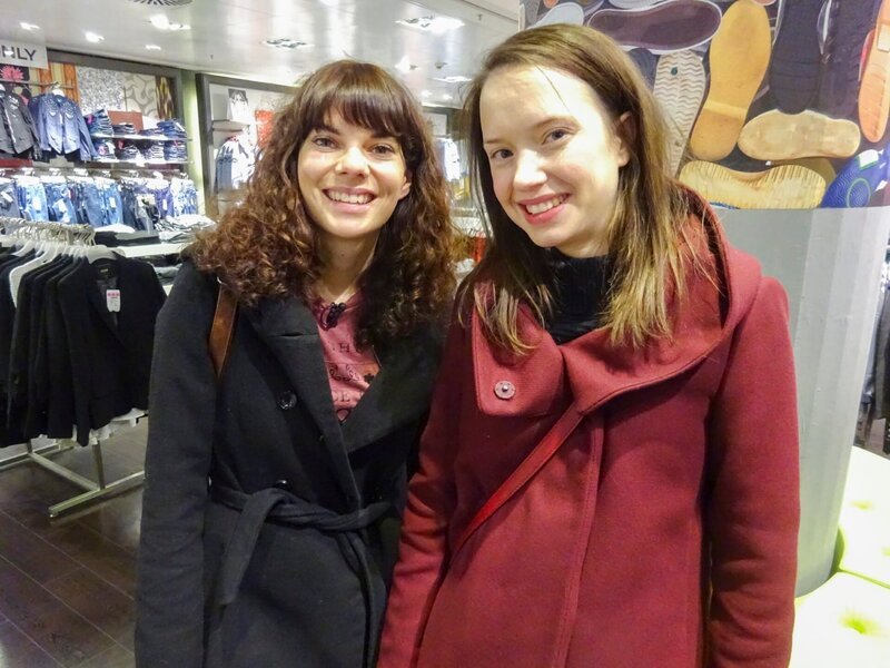 Sara (l.) und Shoppingbegleitung Juliane – Bild: VOXup