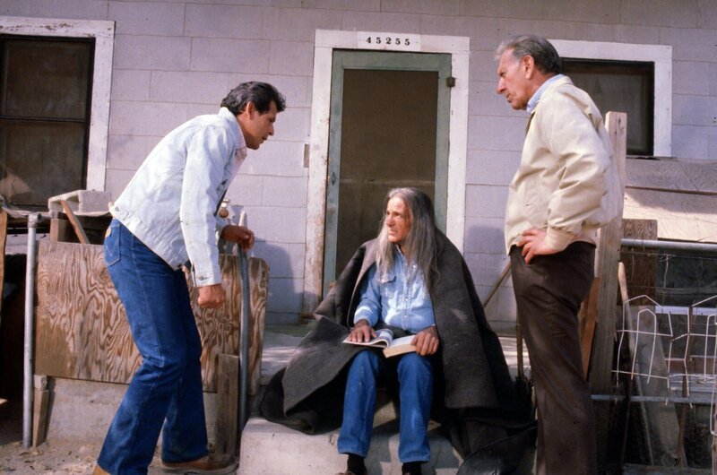 Felix Wanaka (Emilio Delgado, l.) und Quincy (Jack Klugman, r.) bitten einen Schamanen (Dehl Berti, M.) um Hilfe … – Bild: RTLup
