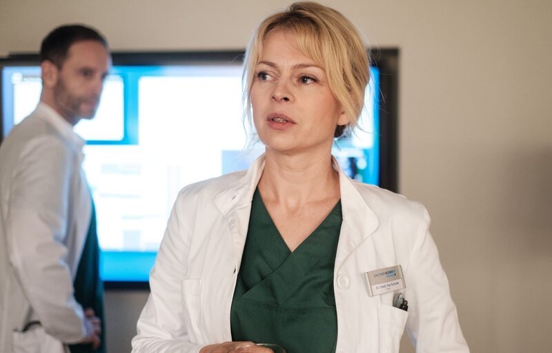 Dr. Kai Hoffmann (Julian Weigend) fordert von Dr. Ina Schulte (Isabell Gerschke) Zurückhaltung. Ina kann die Entscheidung einer Patientin, ihr Kind zur Adoption freizugeben, nicht richtig akzeptieren. und überschreitet ihre Kompetenzen. – Bild: MDR/​Saxonia Media/​Robert Strehler