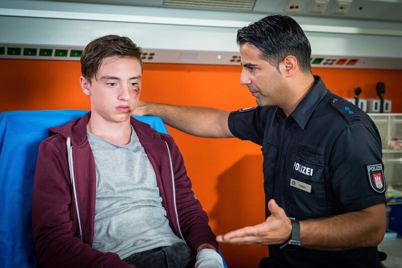 Tarik (Serhat Cokgezen, r.) versucht es noch einmal allein, aus Mika (Moritz Reinisch, l.) etwas herauszubekommen. – Bild: Boris Laewen