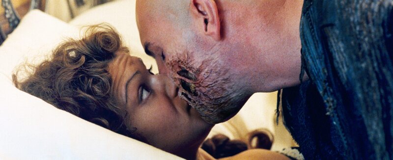 Der Kuss der Mumie: Imhotep (Arnold Vosloo, r.) hält Evelyn (Rachel Weisz, l.) gefangen. Er will sie opfern, um Anck-Su-Namun wieder Leben zu schenken. – Bild: Universal Pictures