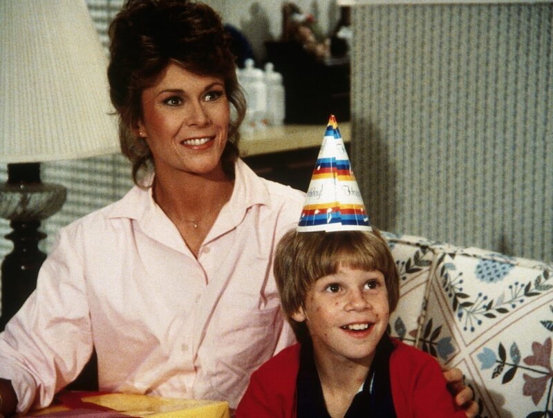Ende gut, alles gut: Jamie (Gregory Morton, r.) hat seine Mutter (Kate Jackson, l.) wieder. – Bild: CBS Television