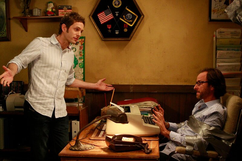 v.li.: Dennis Reynolds (Glenn Howerton), Lyle Korman (Fisher Stevens) – Bild: ProSieben Fun