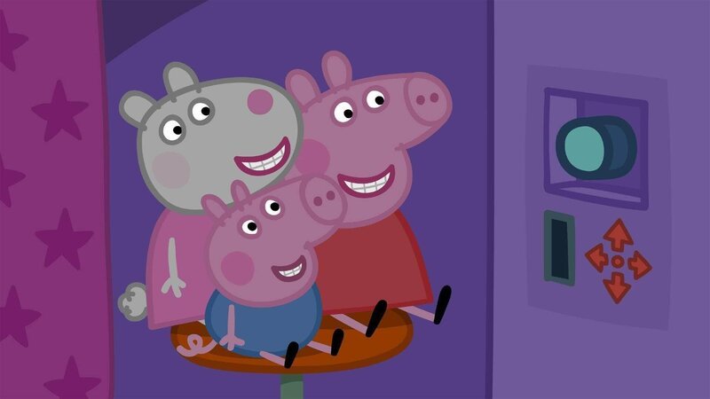 Peppa und ihre Familie besuchen ein riesiges Einkaufszentrum mit vielen verschiedenen kleinen Läden. Während Mama Wutz Frau Mümmels Wohlführloase für ihren „perfekten Tag“ besucht, machen Peppa und Schorsch gemeinsame Fotos im Fotoautomaten mit ihrer Freundin Luzie Locke. – Bild: SUPER RTL