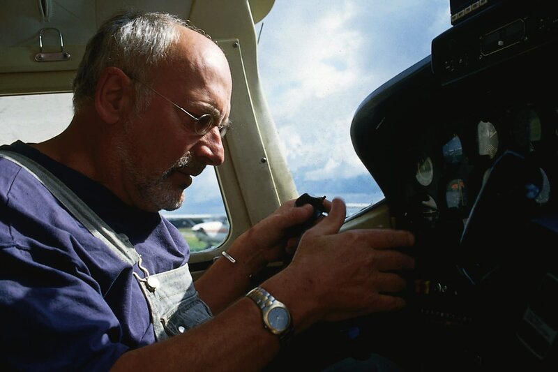 Das lässt Peter (Peter Lustig) sich nicht zweimal sagen. Wann hat er schon mal die Gelegenheit, in einem Cockpit zu sitzen? Wo es da doch so viele interessante Knöpfe und Hebel gibt. – Bild: ZDF