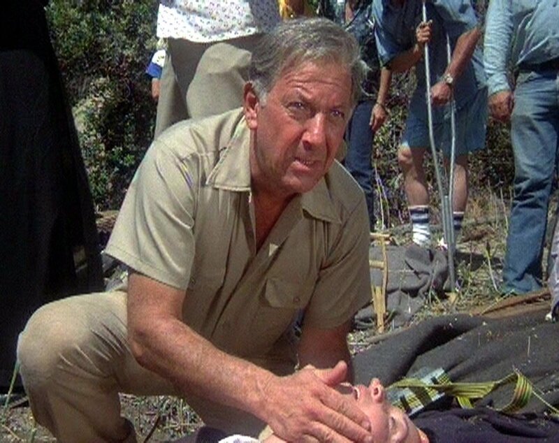 Quincy (Jack Klugman) ist in Mexiko und versucht den dort lebenden Menschen zu helfen. – Bild: RTLup
