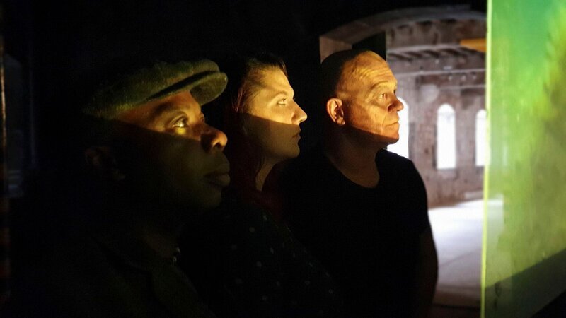 Ross Kemp (r.) und Mallory Haas (m.) – Bild: honeyB-ZLW /​ © THE HISTORY CHANNEL /​ Honey Bee Media