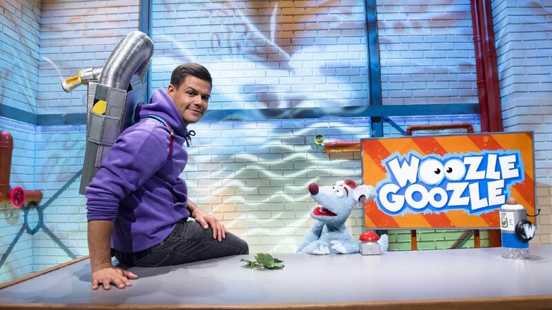 Woozle (re.) möchte etwas erfinden, damit Flüsse in Zukunft superschnell überwunden werden können und niemand mehr auf Brücken im Stau stehen muss. Vielleicht war es jedoch keine ganz so gute Idee, die neuen Erfindungen an einem reißenden Fluss mit Simón (li.) mitten im Studio zu testen. – Bild: Annette Etges/​SUPER RTL