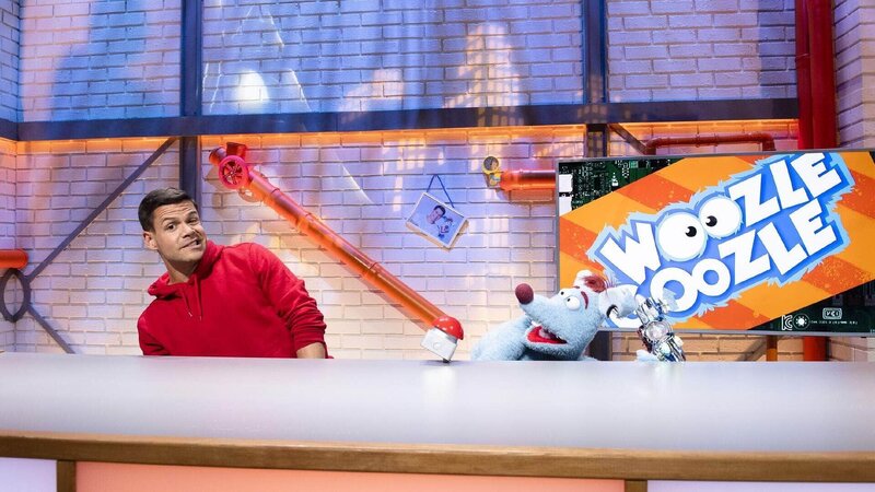 Woozle (re.) möchte den höchsten Turm der Welt bauen. Doch weil das nicht so richtig funktioniert, will er wenigstens den Turm von Pisa gerade rücken. Aber auch dabei geht natürlich einiges schief. – Bild: Annette Etges/​SUPER RTL