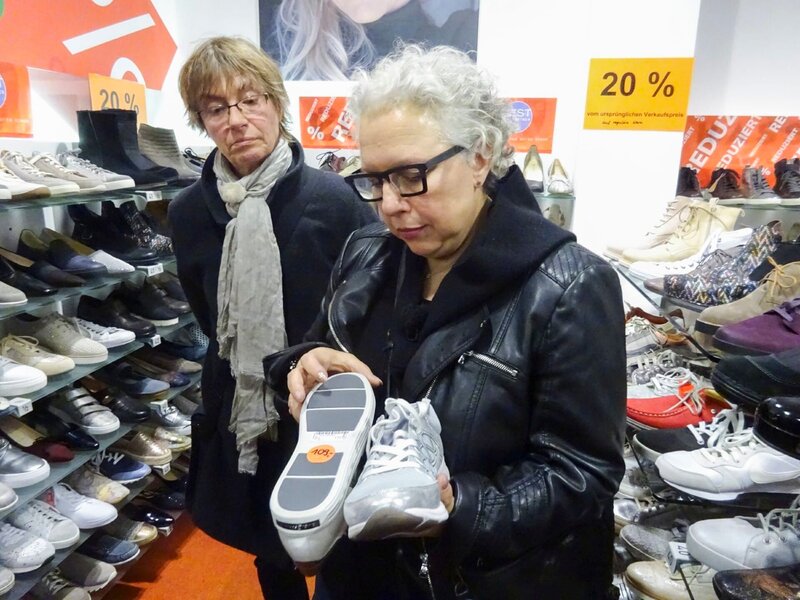 Inge (r.) und Shoppingbegleitung Christine – Bild: VOXup