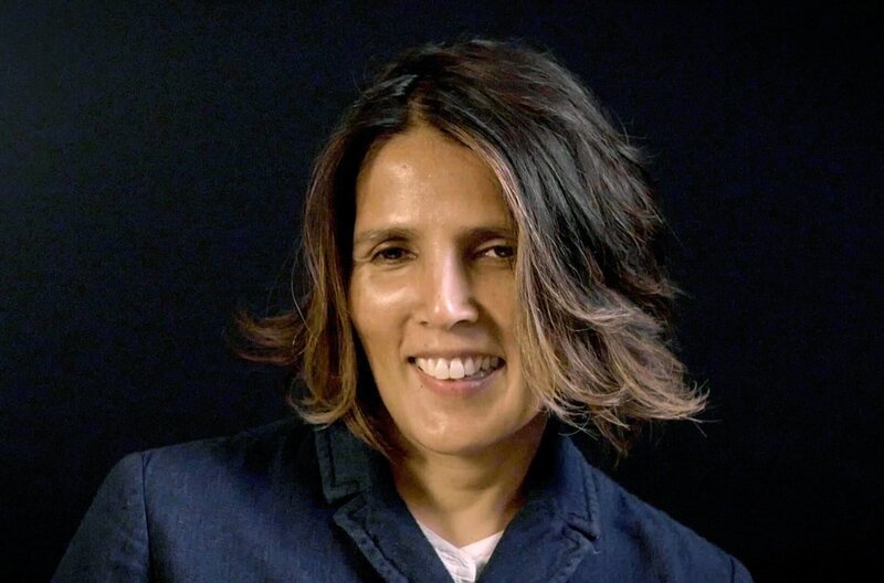 Tanita Tikaram, die mit ihrem Welthit „Twist in My Sobriety“ bekannt wurde, spricht über ihre Lieblingssongs. – Bild: Theo Roos