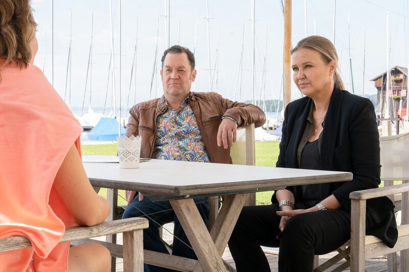 Vera Lanz und Paul Böhmer überbringen Lotte Helmer eine traurige Nachricht. – Bild: Michael Marhoffer /​ ZDF Enterprises GmbH