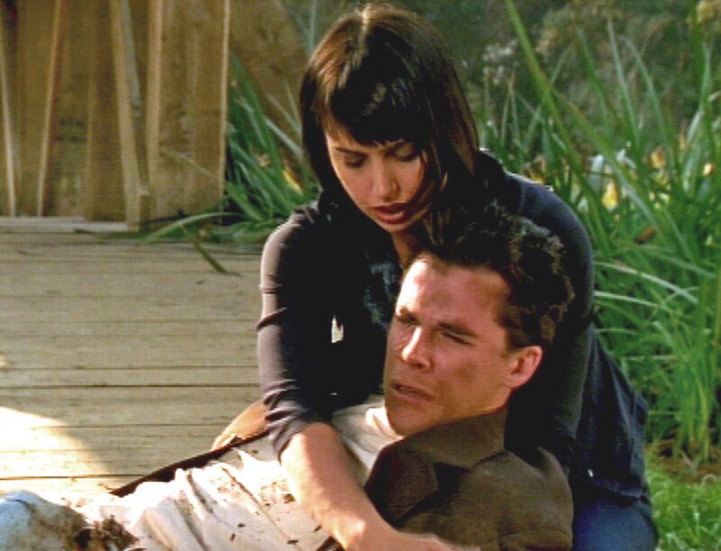 Jerry (Adam Stradlin) und Mary (Constance Zimmer) finden ein uraltes Motorrad im Gebüsch. Trotz aller Warnungen von Mary will Jerry es gleich ausprobieren und fährt einfach los. Kurze Zeit später taucht eine Frau am Straßenrand auf, der er nicht mehr ausweichen kann … – Bild: RTL II