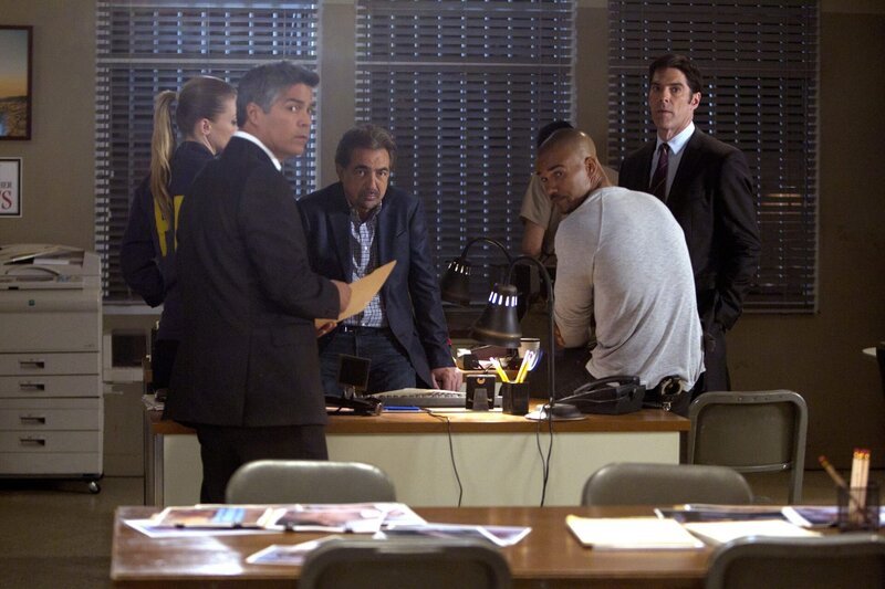 L-R: Mateo Cruz (Esai Morales), David Rossi (Joe Mantegna), Derek Morgan (Shemar Moore) und Aaron Hotchner (Thomas Gibson) – Bild: American Broadcasting Companies, Inc.