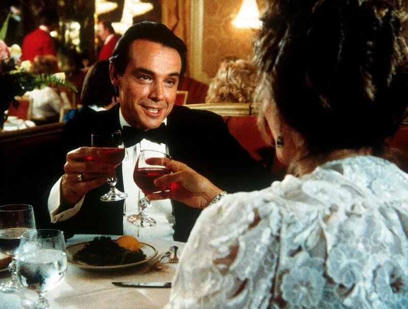 Delano (Paul Shenar, l.) erliegt den Verführungskünsten von Amanda (Kate Jackson, r.), die als Millionärserbin getarnt ist. – Bild: CBS Television