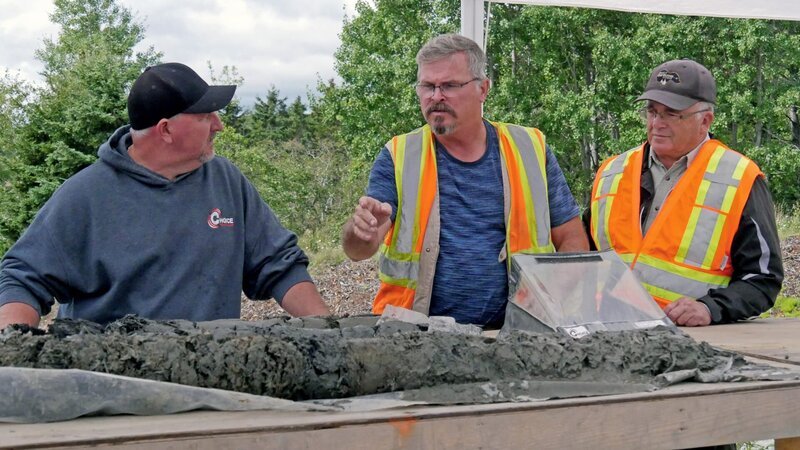 Doug Crowell (m.), Charles Barkhouse (r.) – Bild: Prometheus Entertainment Lizenzbild frei