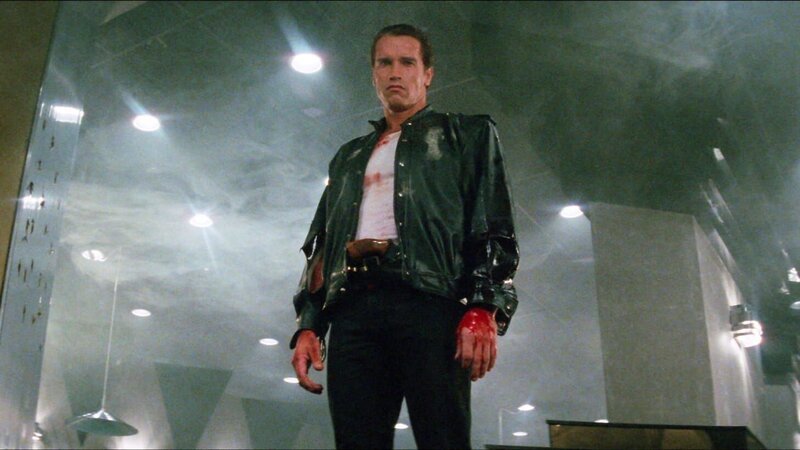 Mark Kaminski (Arnold Schwarzenegger) kämpft in Chicago alleine und undercover gegen ein Verbrechersyndikat. – Bild: RTLZWEI Mark Kaminski (Arnold Schwarzenegger) kämpft in Chicago alleine und undercover gegen ein Verbrechersyndikat. – Bild: RTLZWEI