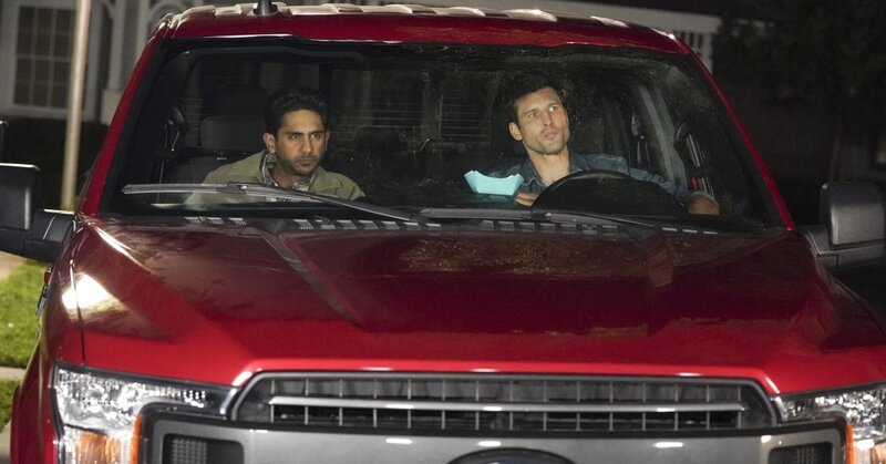 Al (Adhir Kalyan, l.); Riley (Parker Young, r.) – Bild: 2021 CBS Broadcasting, Inc. All Rights Reserved. Lizenzbild frei